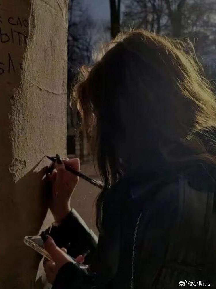 不敢指望谁，也不敢依赖谁，不是不想快乐是快乐太难，心事太重，连笑都觉得费力。 