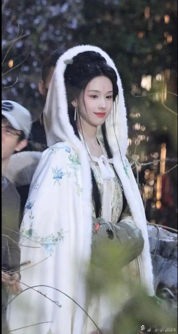 哇哦！！！这个妆造太好看了！看妆容，陈都灵像神女，鞠婧祎像妖女! 