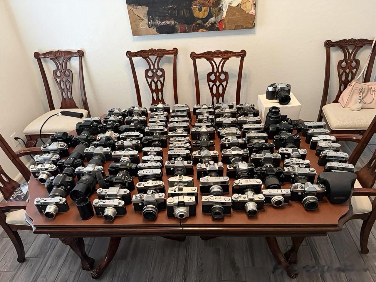 2750美元买到的96台照相机。
这是一位爱好者（当然除了收藏之外，也从事买卖和