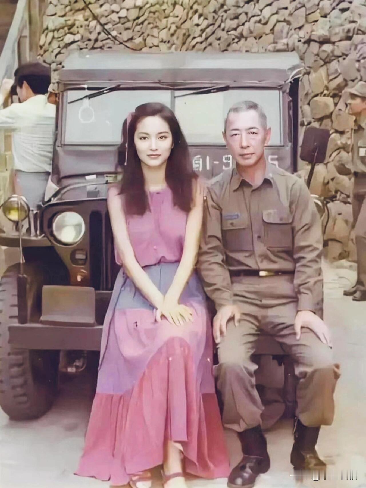 1980年，知名影星林青霞正在片场拍戏。父亲林维良首次前往探班，父母二人坐在吉普