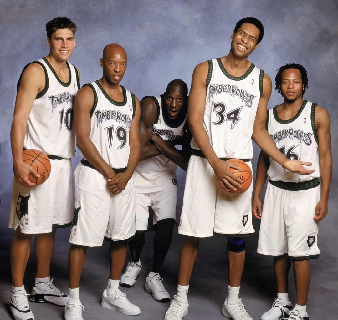 2003-04赛季，森林狼球员合影
2003-04赛季，明尼苏达森林狼球员合影，