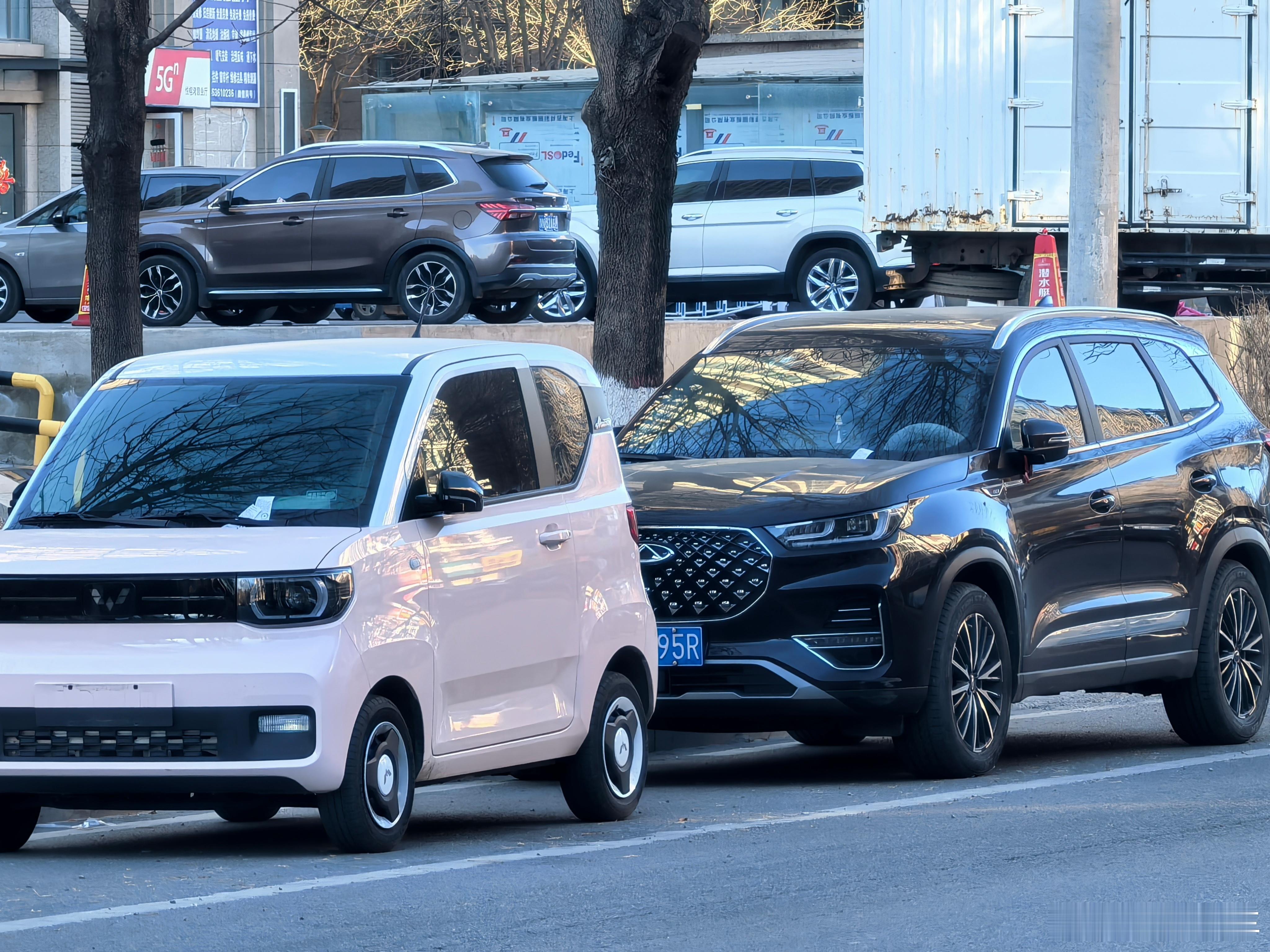 哥几个也是头铁，叔叔已经贴满整整一条街了，以后一定要好好观察有没有禁停标牌啊