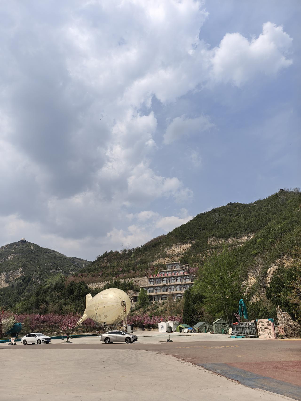上联：东南西北财源进，
下联：春夏秋冬鸿运来。