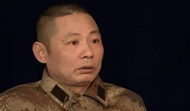 2007年，对越作战老兵刘亮华陪贫困战友去民政局询问低保，却因骑着摩托车，被工作