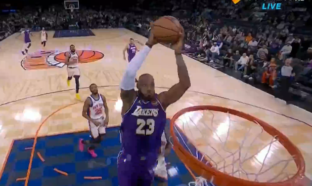 詹姆斯几乎完成平框空接暴扣，雷吉-米勒解说席起立称赞