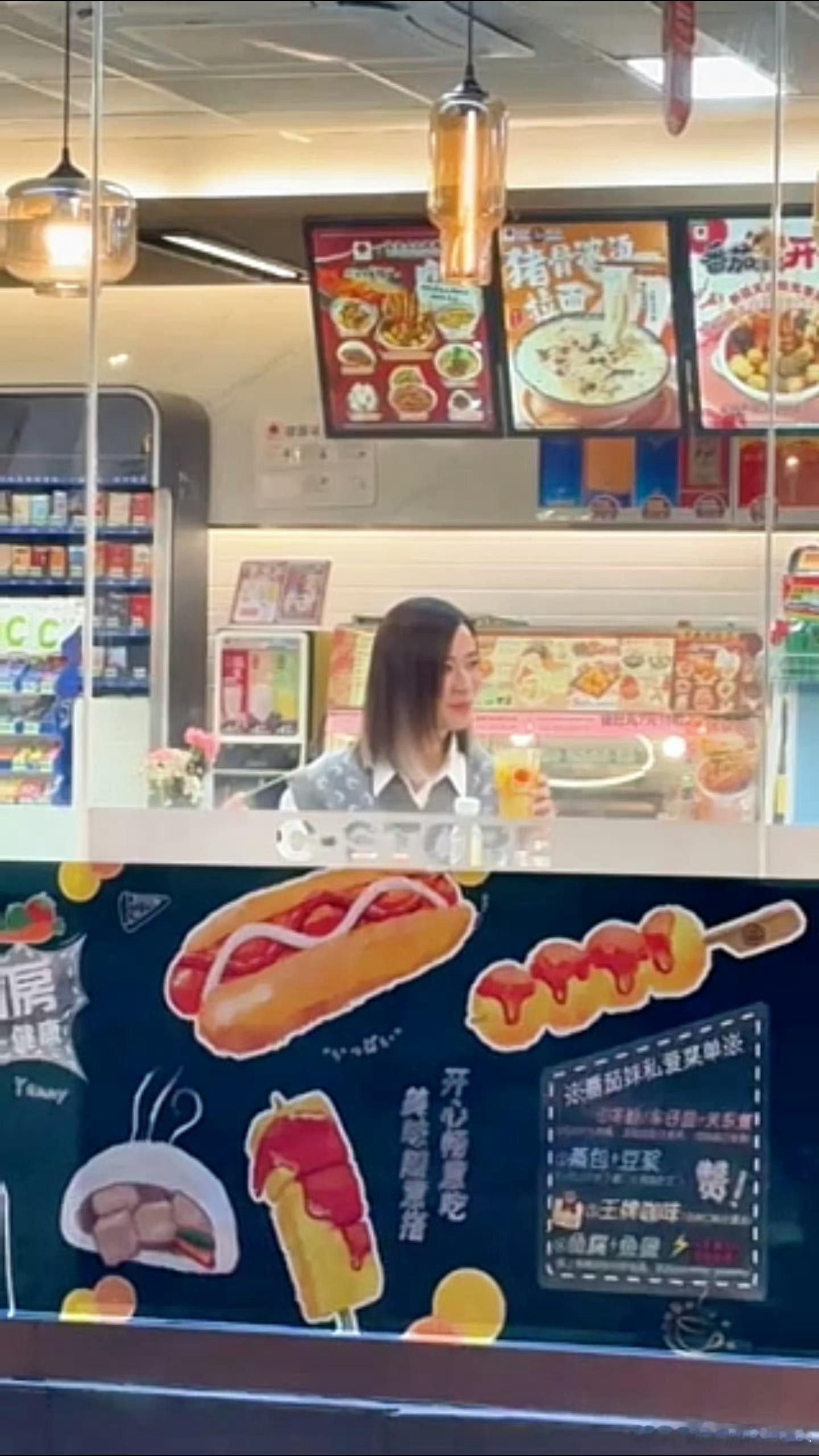 佘诗曼也去便利店调酒 便利店调酒界迎来大咖打卡！佘诗曼亲身示范年轻人的微醺仪式感
