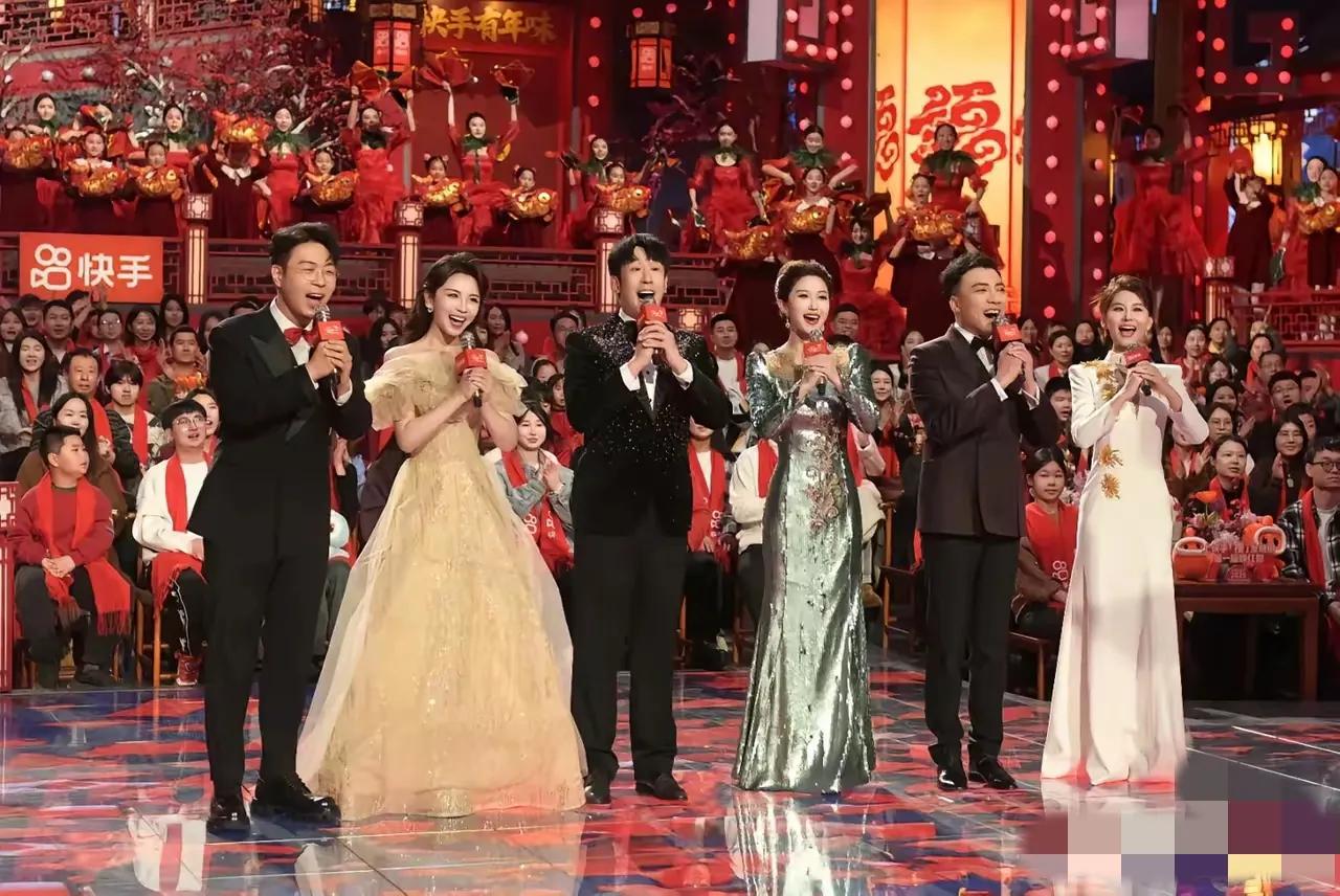 今年的辽宁春晚真的让我大跌眼镜，广告赤裸裸植入，小品不像小品，歌舞不像歌舞。
更