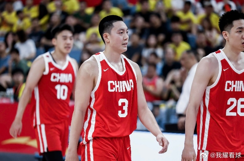 中国男篮将带14名球员出征沙特参加亚洲杯，赵睿、胡金秋领衔，广东队两人入选[鼓掌