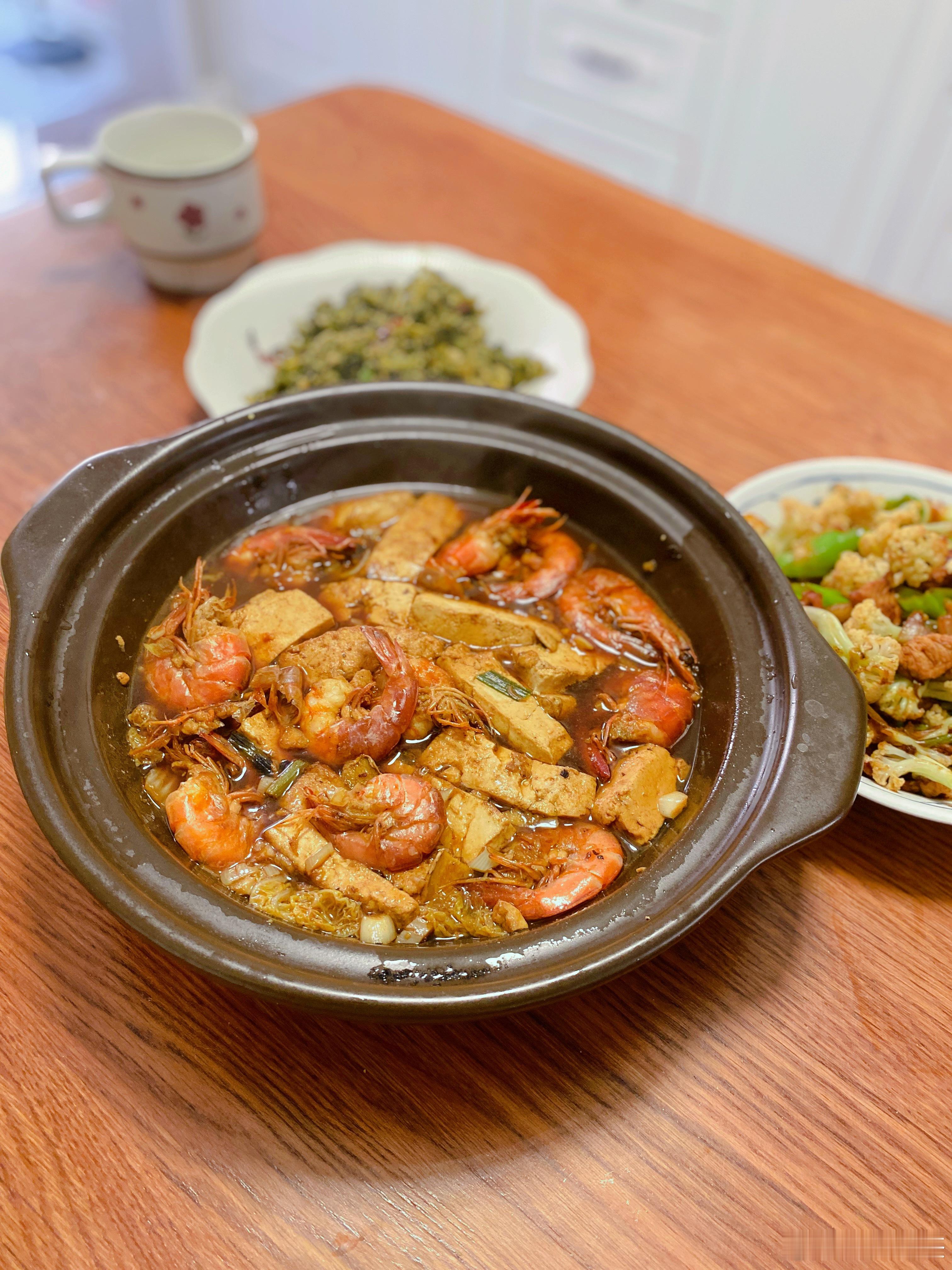 家有高中生午餐：干锅菜花，炒菜豆腐，鲜虾豆腐煲今天时间有点耽误，半个小时搞定了所