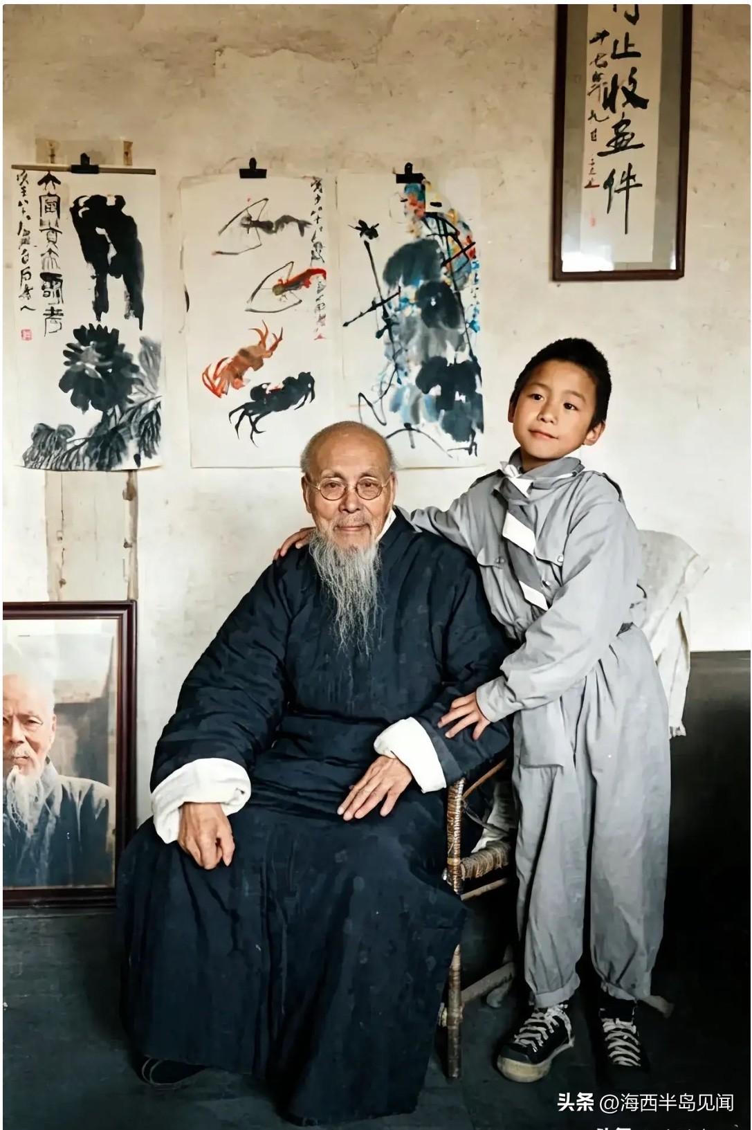 一脉相承，笔墨传家。1948年，84岁的齐白石与10岁的儿子齐良未，在北平家中的