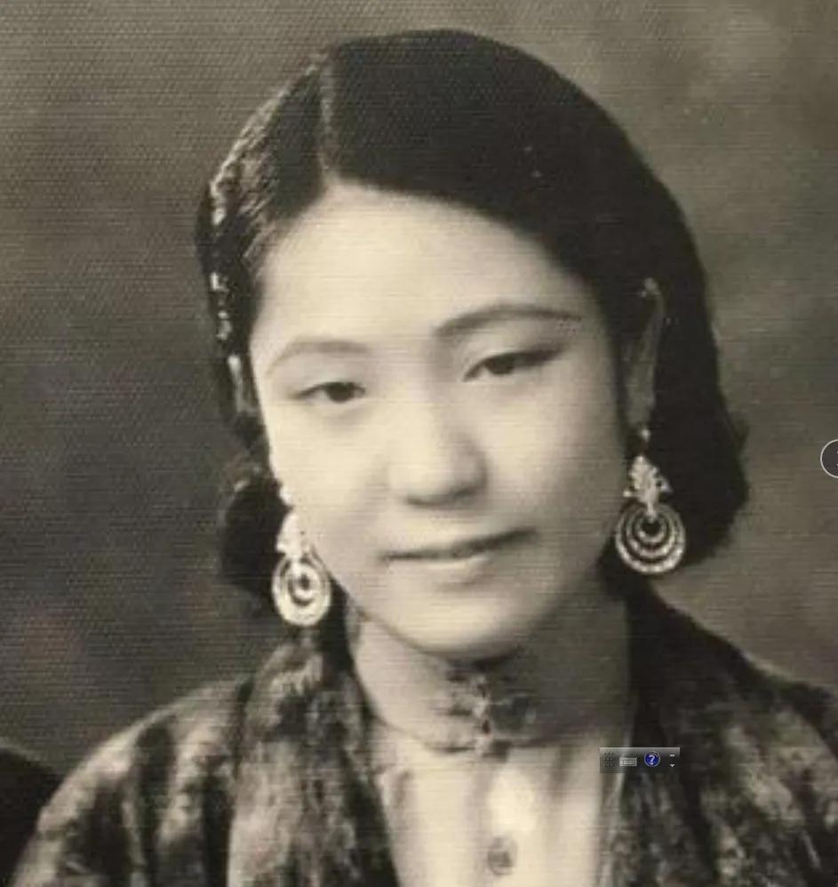 1919年，军官陈济棠一眼中了戏子莫秀英，尤其是得知她肚脐旁的朱砂痣后，更是激动