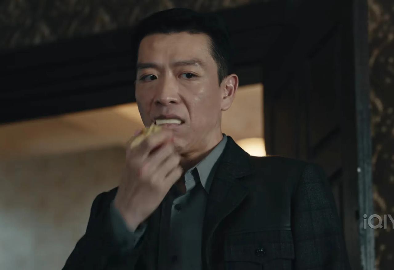 拍完《暗夜与黎明》，冯兵到底吃掉了多少个苹果？
冯兵在剧中饰演一个残忍好色心胸狭