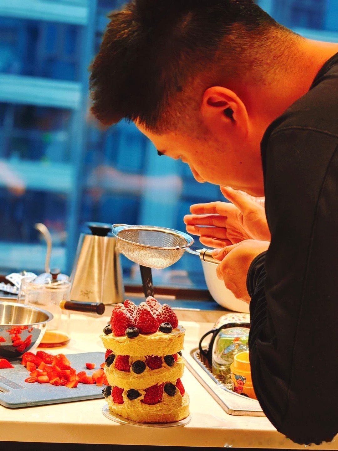 今天是平安夜！也是我儿的生日，做个小生日蛋糕