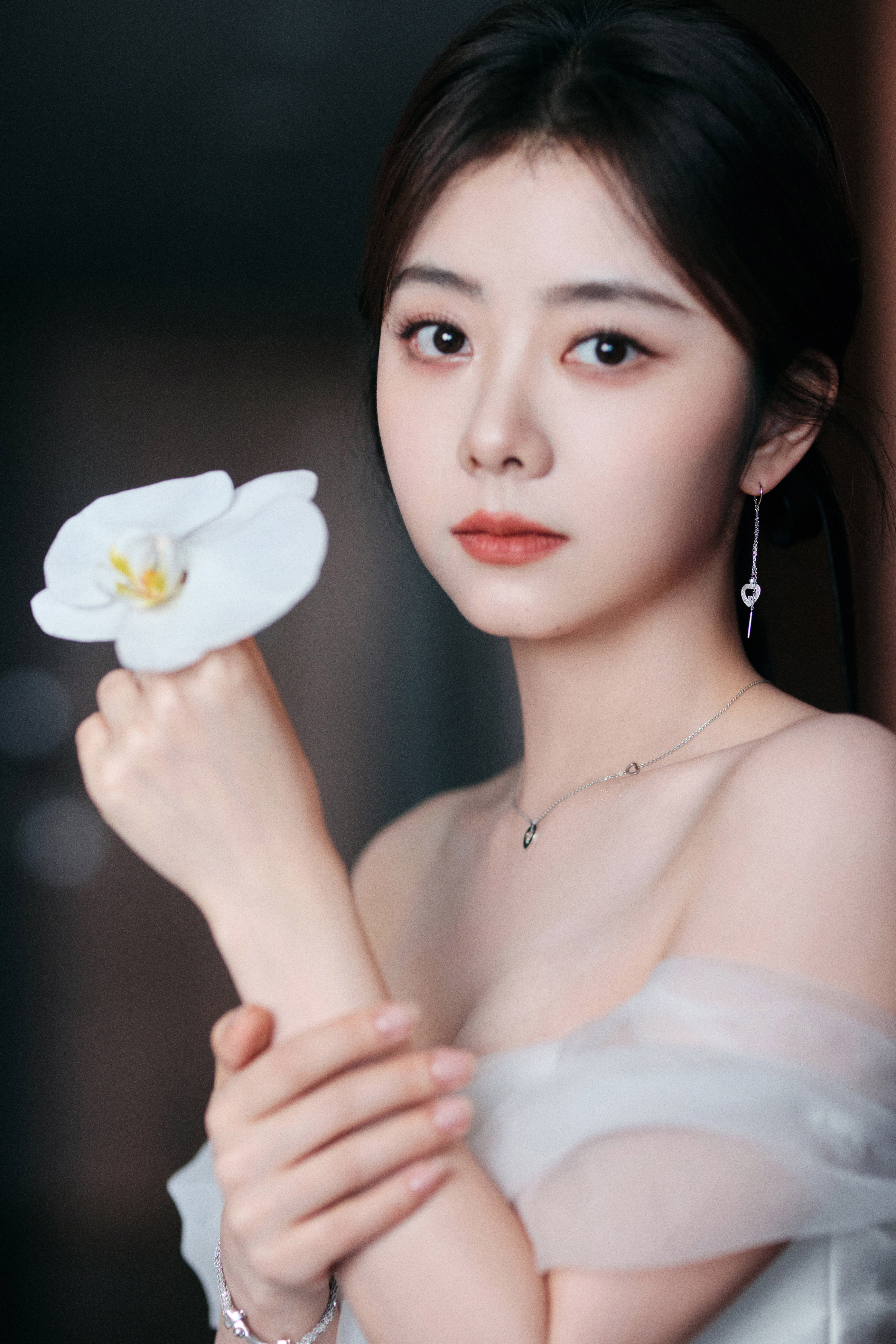 谭松韵 一袭优雅白色礼服，笑容如花般绽放，让人陶醉。#谭松韵[超话]# ​​​