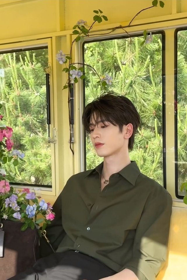 张凌赫强忍着情绪和粉丝打招呼双向奔赴才是追星的意义，支持张凌赫维权！真正的喜欢是