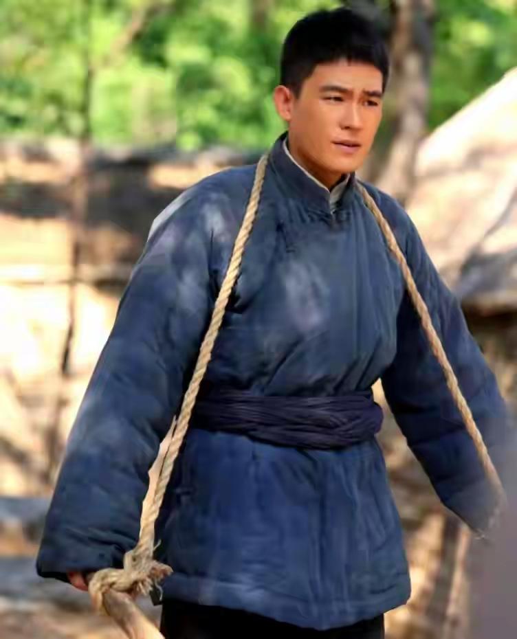 欧豪早年选秀爆红，转型演员后虽屡遭演技质疑，却始终沉下心打磨角色。他几乎不参加综