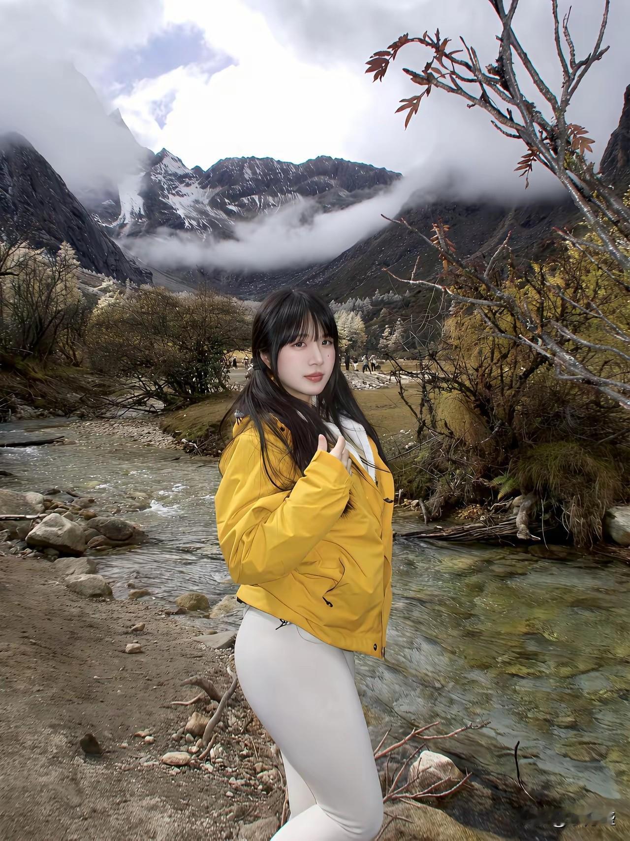 在雪山脚下，感受大自然的宁静与美丽。