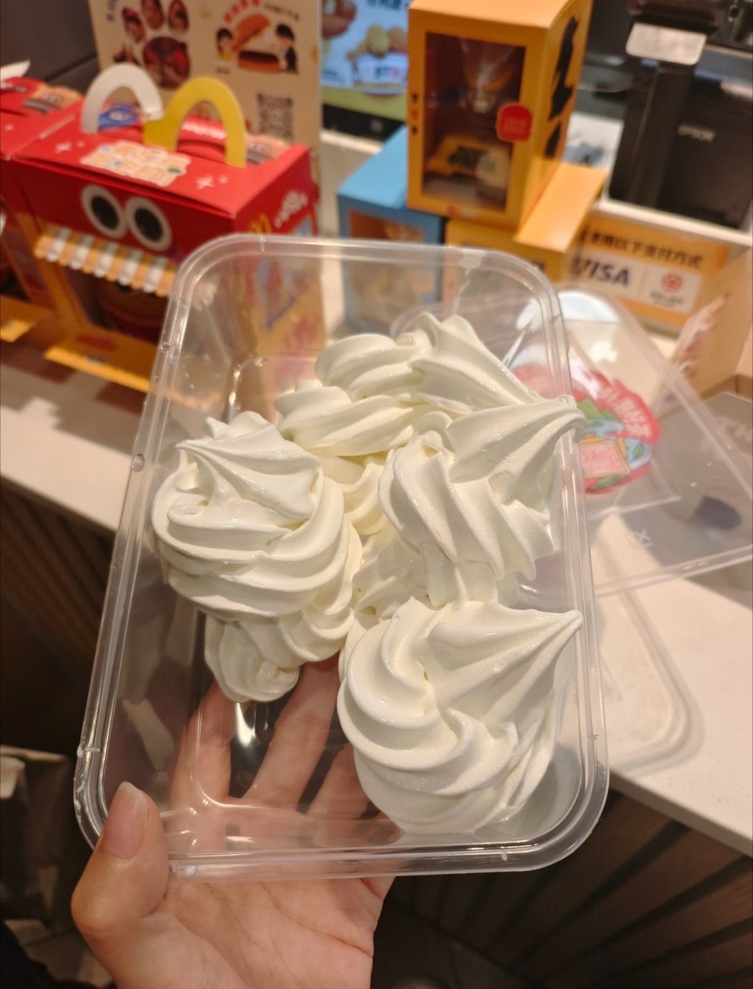 立秋挡不住冰淇淋机冒烟的热情，还有个秋老虎，你们没有听说吗？冰淇淋机都冒烟了，每