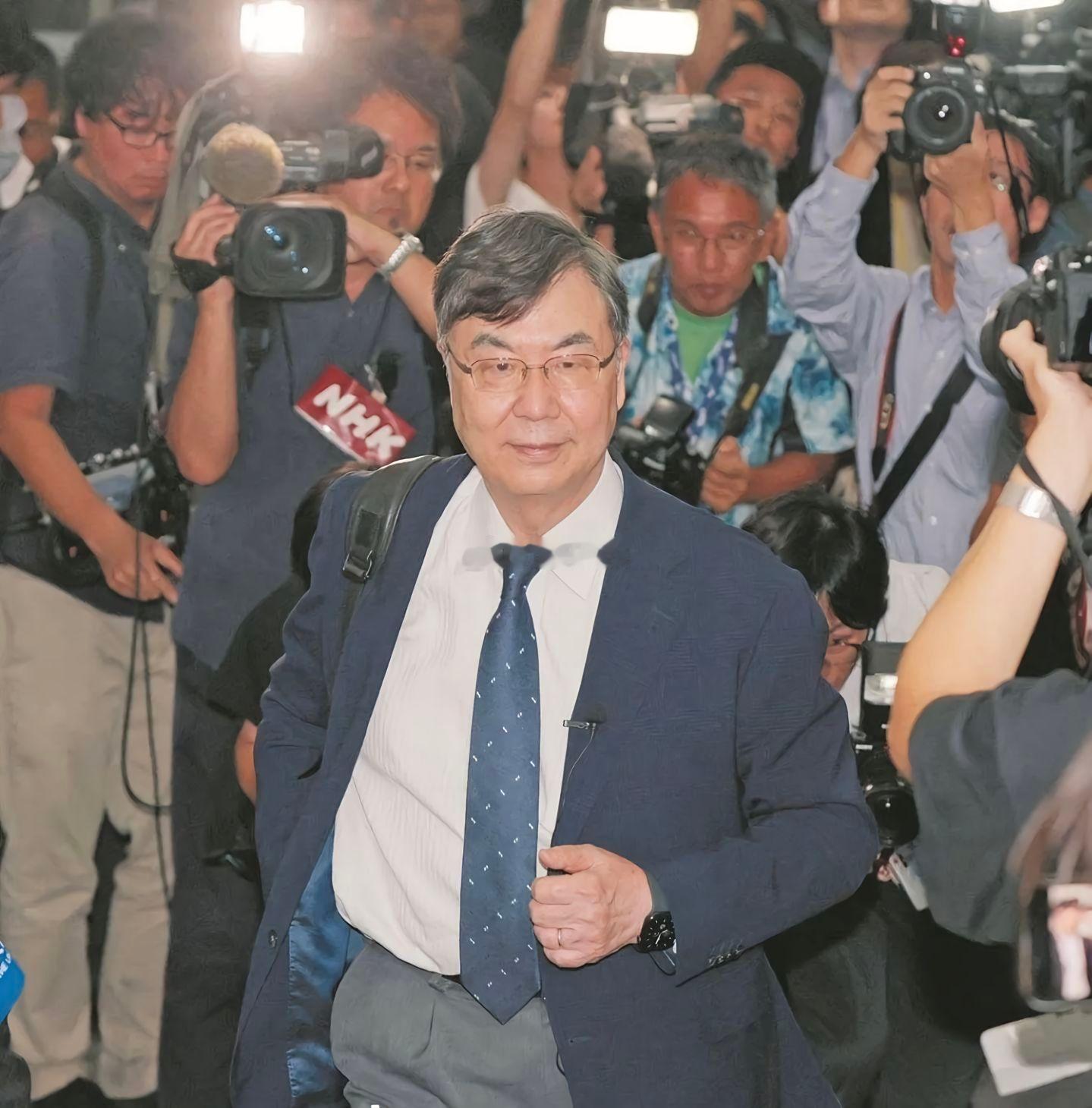 他从黑暗中来到光明中去！他被质疑、被边缘化、拿不到研究经费。但他不肯放弃，继续做