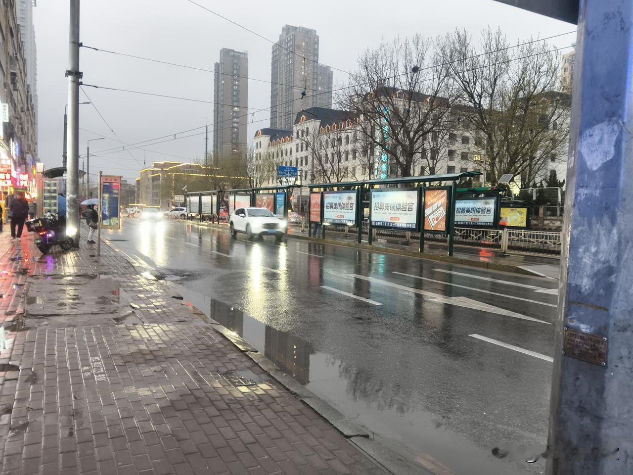 大连市区今天再降一场“春雨”。和清明节前那次降雨不同，这次春雨持续时间长，从上班