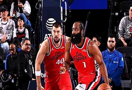 小卡又倒，这回是右踝扭、左膝刺激，老毛病连环爆。1月10日撞活塞先磕左膝，接着右