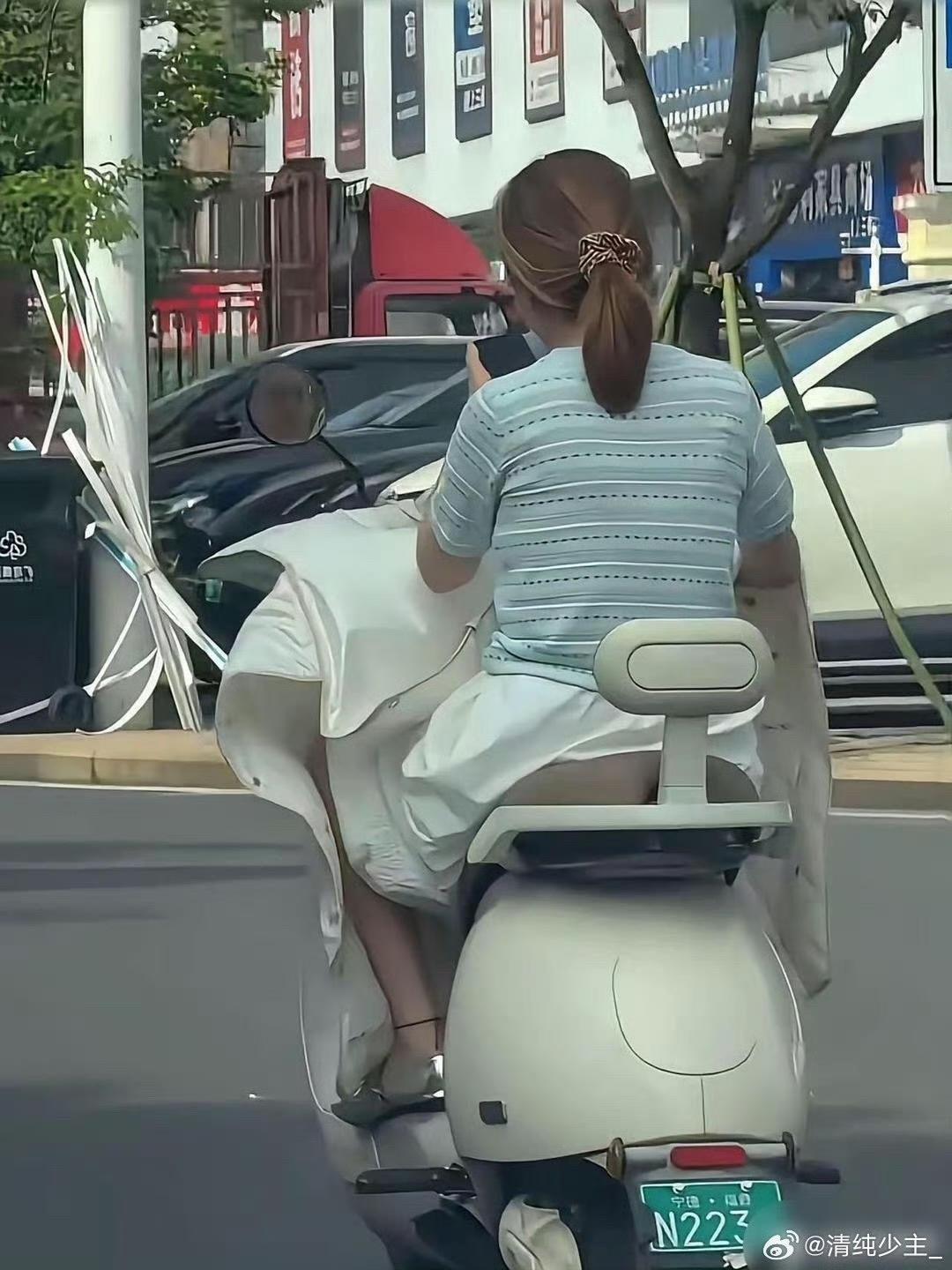 你知道有什么方法提醒她，又能避免尴尬？