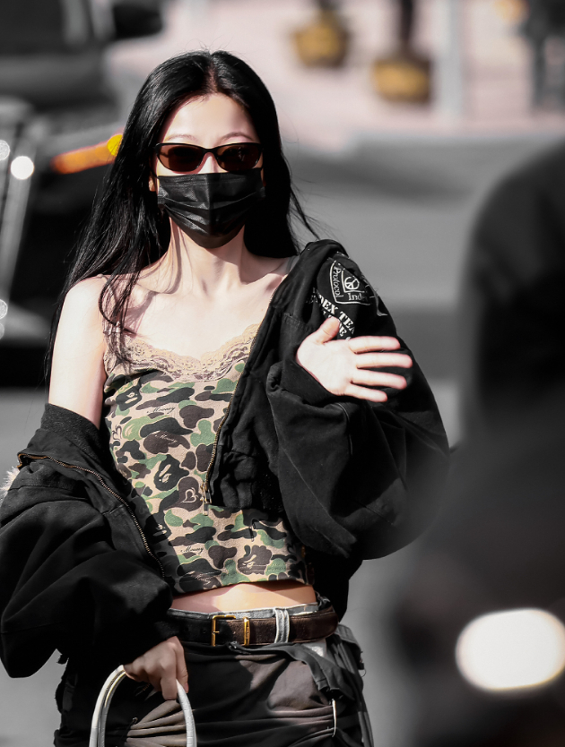 虞书欣这个造型，真的是一言难尽这有必要，这么大冷的天，非要露肩吗，你说走秀也就罢