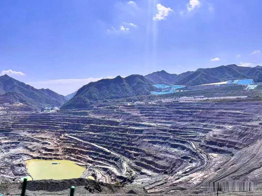 冬日的阳光下的曾经亚洲第一钼矿