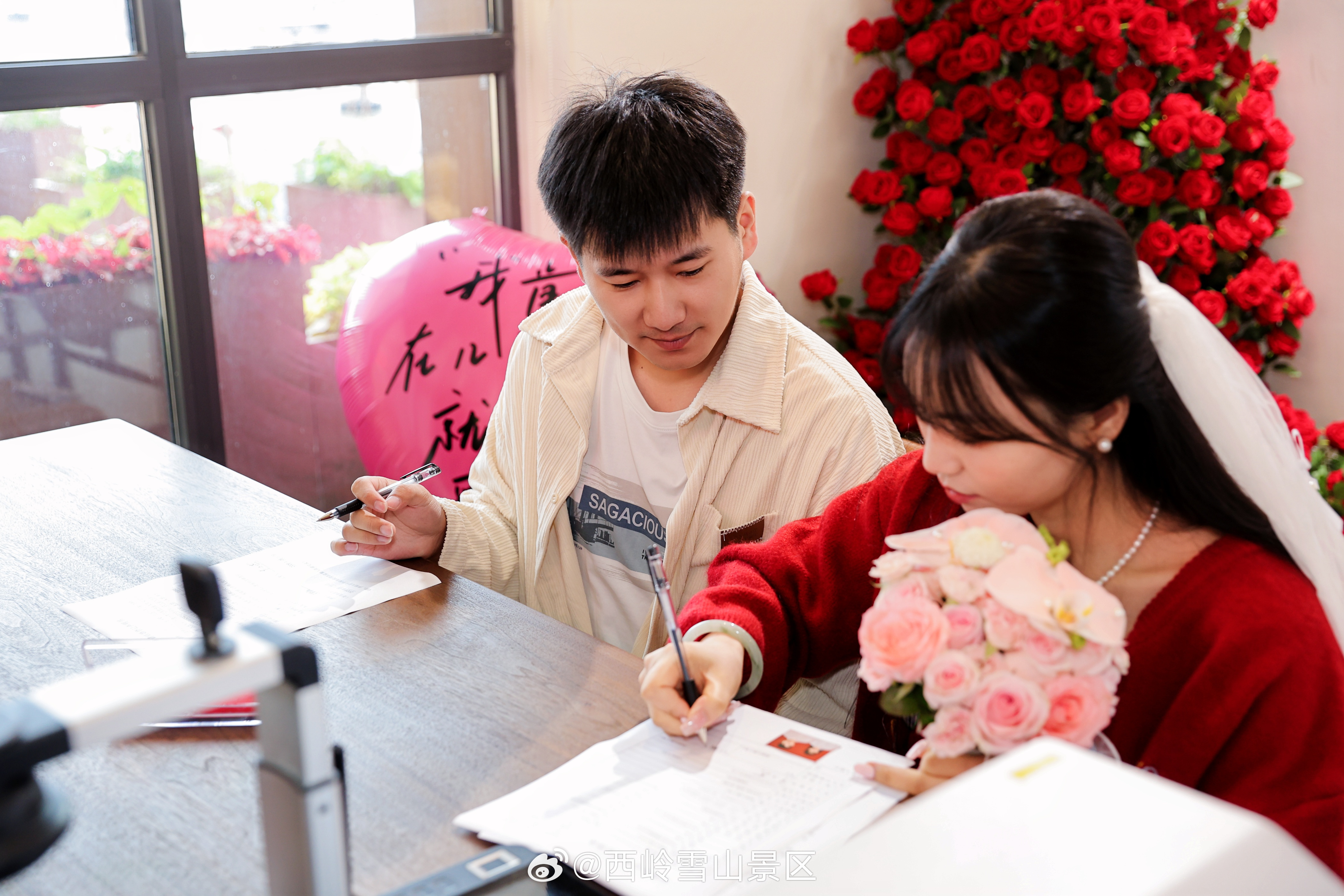 在成都之巅3250米的云端上说“我愿意”这个七夕，5对新人登上西岭雪山日月坪，在