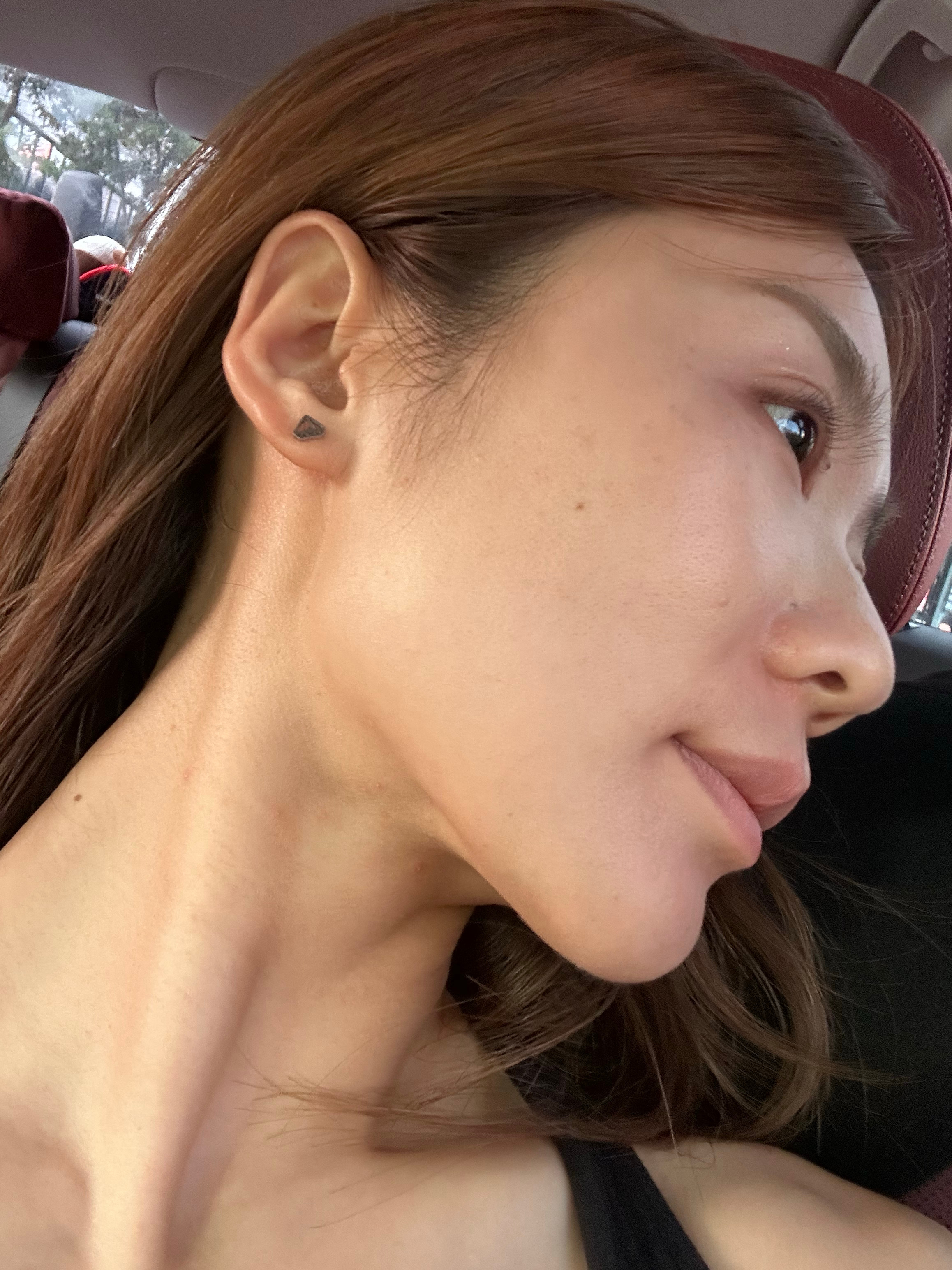 三十岁的人了，突然想给空荡荡的耳朵上多穿几个洞。 ​​​