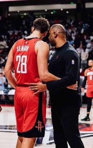 申京：乌度卡是NBA最好的教练之一。申京赞扬了自2023年以来一直担任主教练的乌