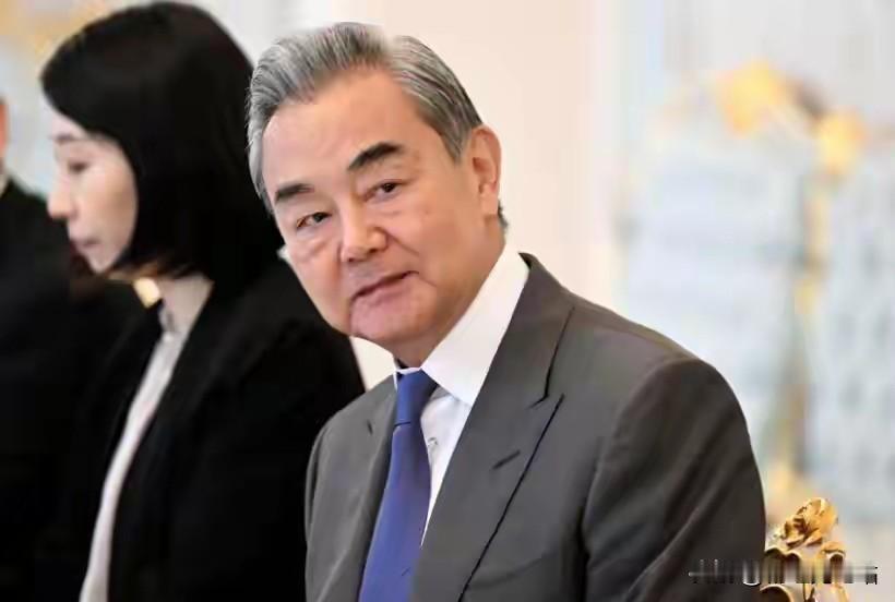 绝境翻盘！马科斯彻底撑不住了，老杜强势归来在即，紧急抱中国大腿求生
 
菲律宾政
