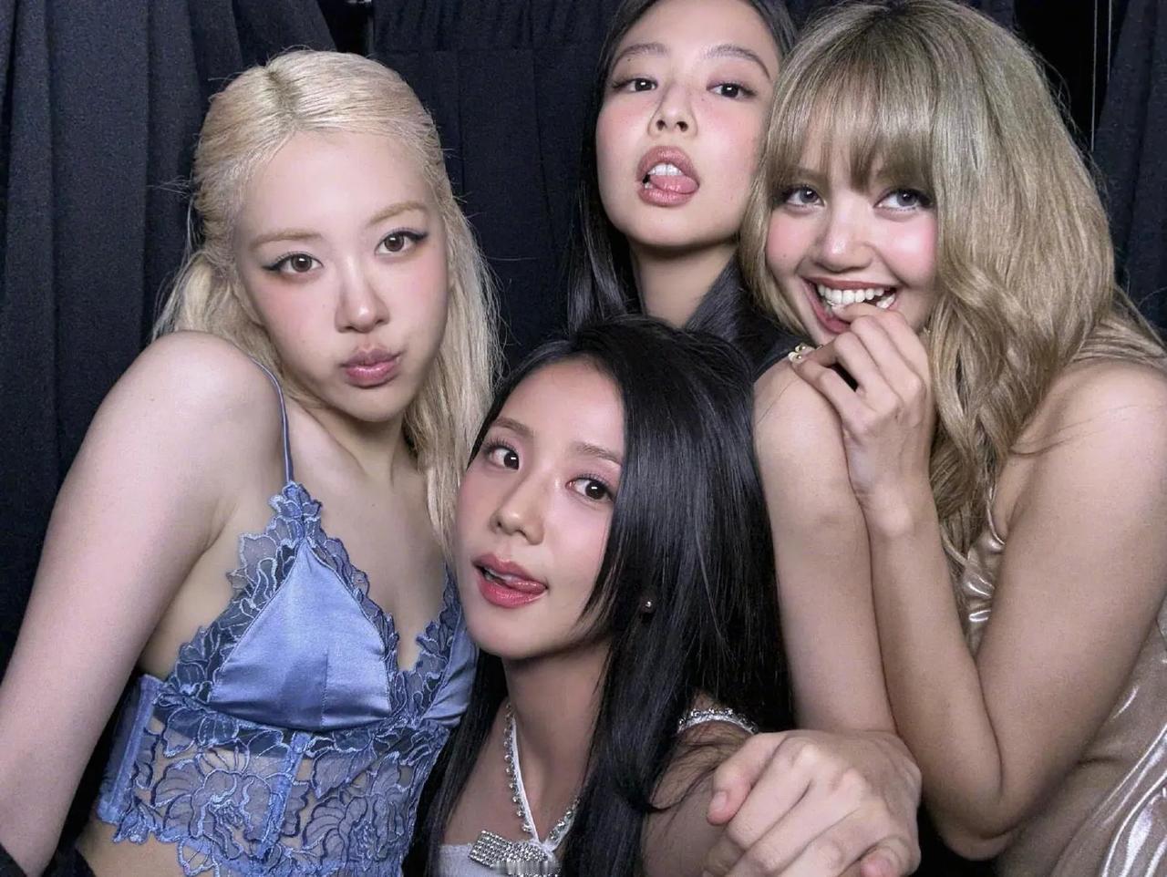 【Theqoo】BLACKPINK成员们晒出出道九周年纪念照啦！一张张充满回忆的