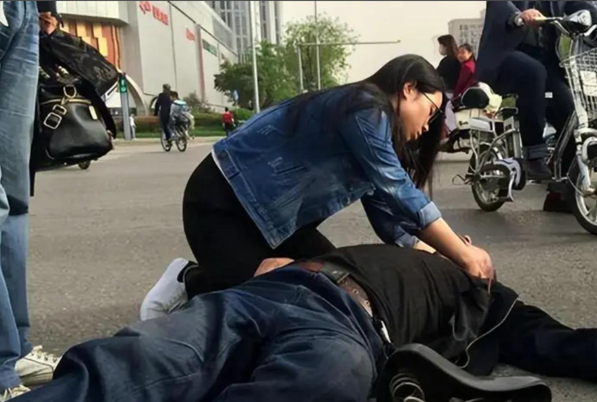 西安一女孩抢救路边晕倒老人，可惜老人还是抢救无效离世。不料4天后，女孩发现家属在