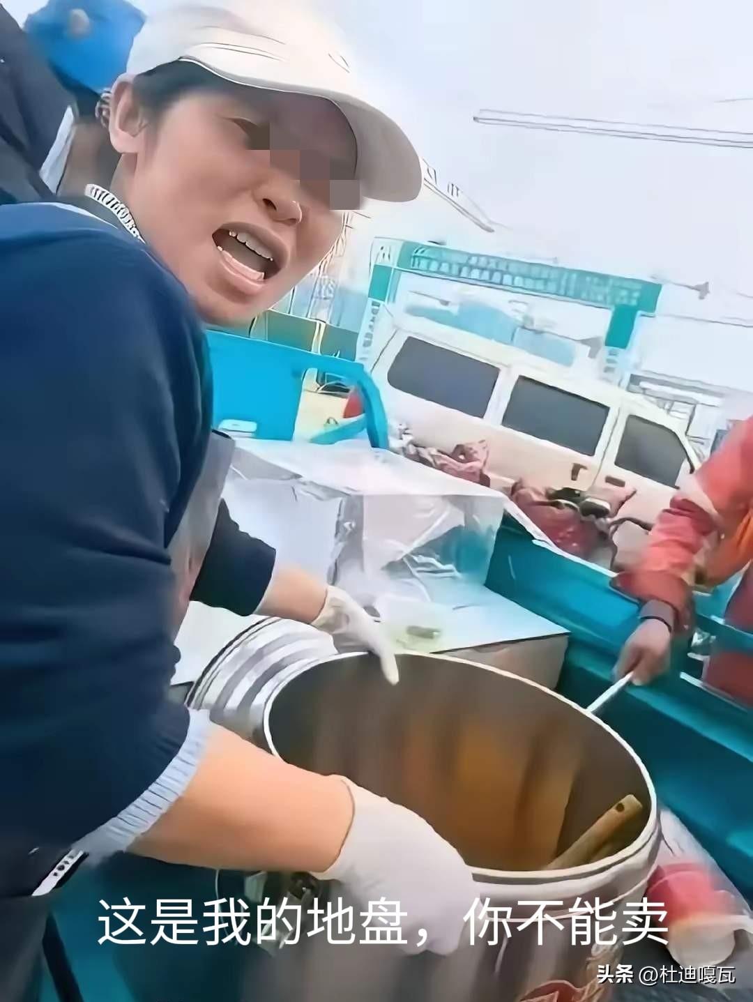 真是嚣张至极！
济南工地上卖饭的女摊主为了不让别人卖饭，竟然把对方一桶的红烧肉全