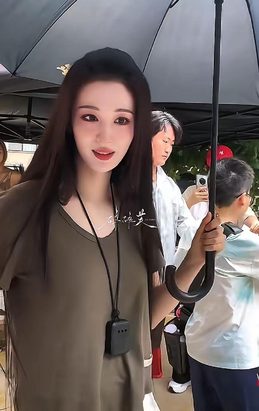 现在全网最懵的人
估计就是王楚然了
谁能料到她日常随身佩戴的小型净化器曝光后，意