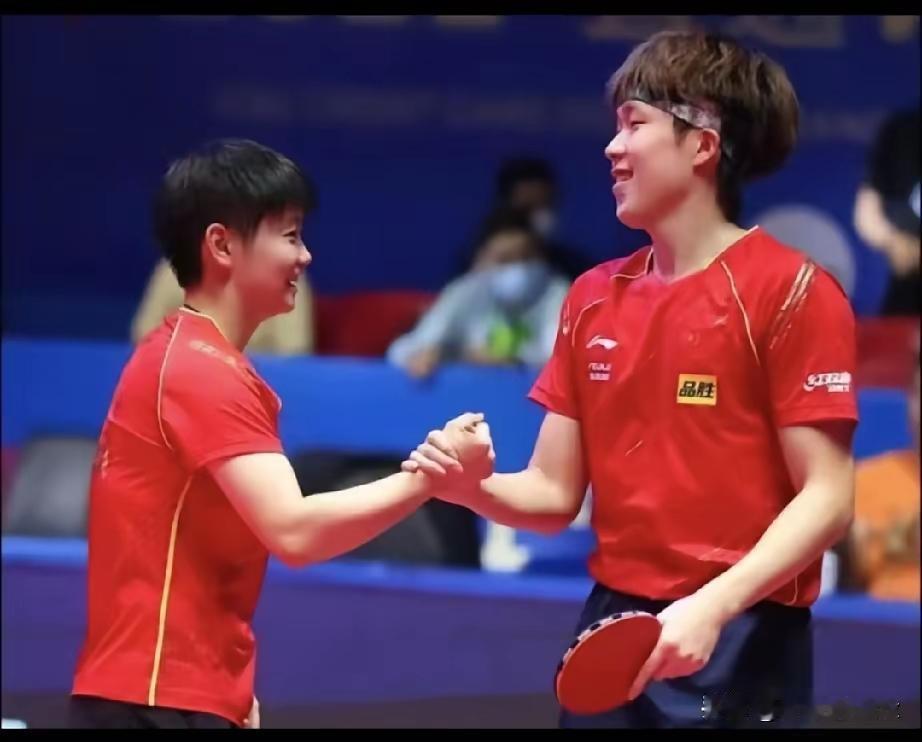 网上传：
今年莎头上春晚～
不知真假
期盼铁树能开花！
两小只
大众太爱你们啦！