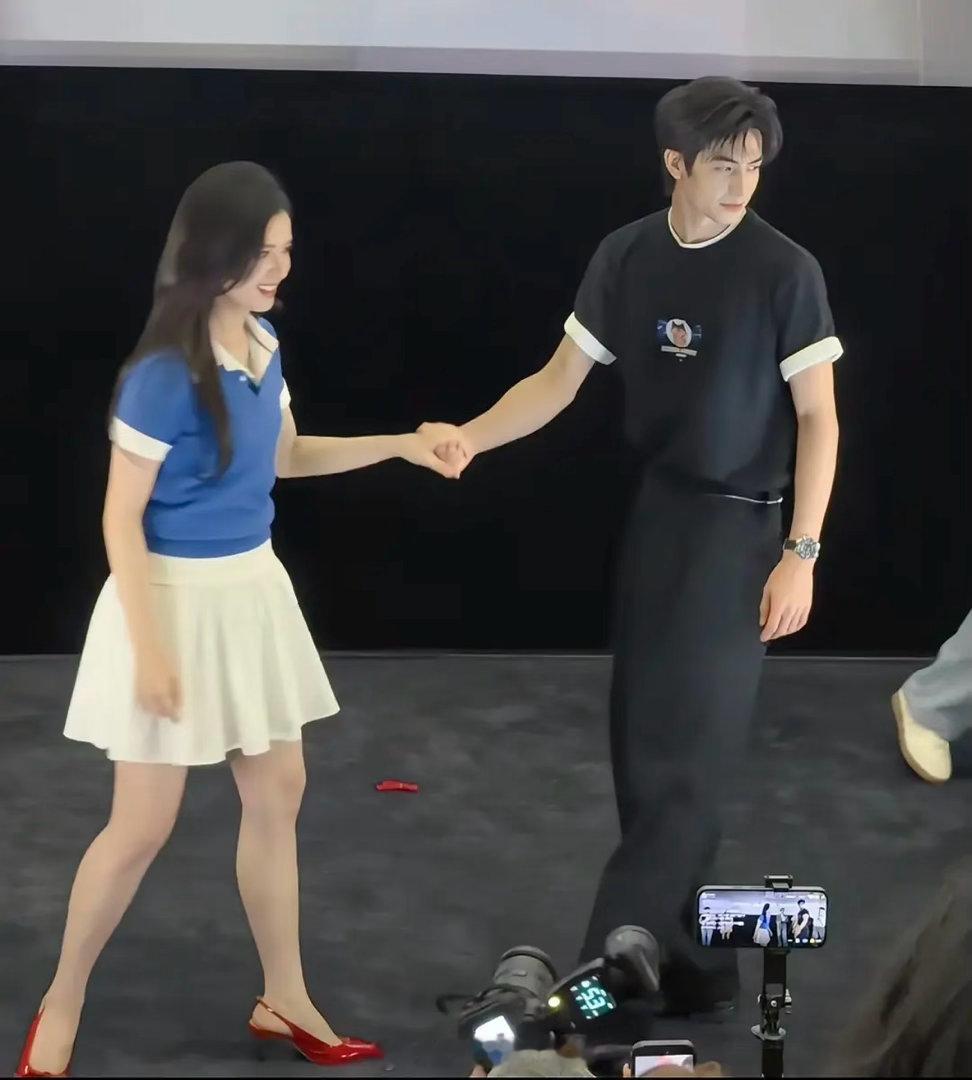 张婧仪、宋威龙《野狗骨头》追剧团活动生图，近几年内娱最美异性恋没毛病吧