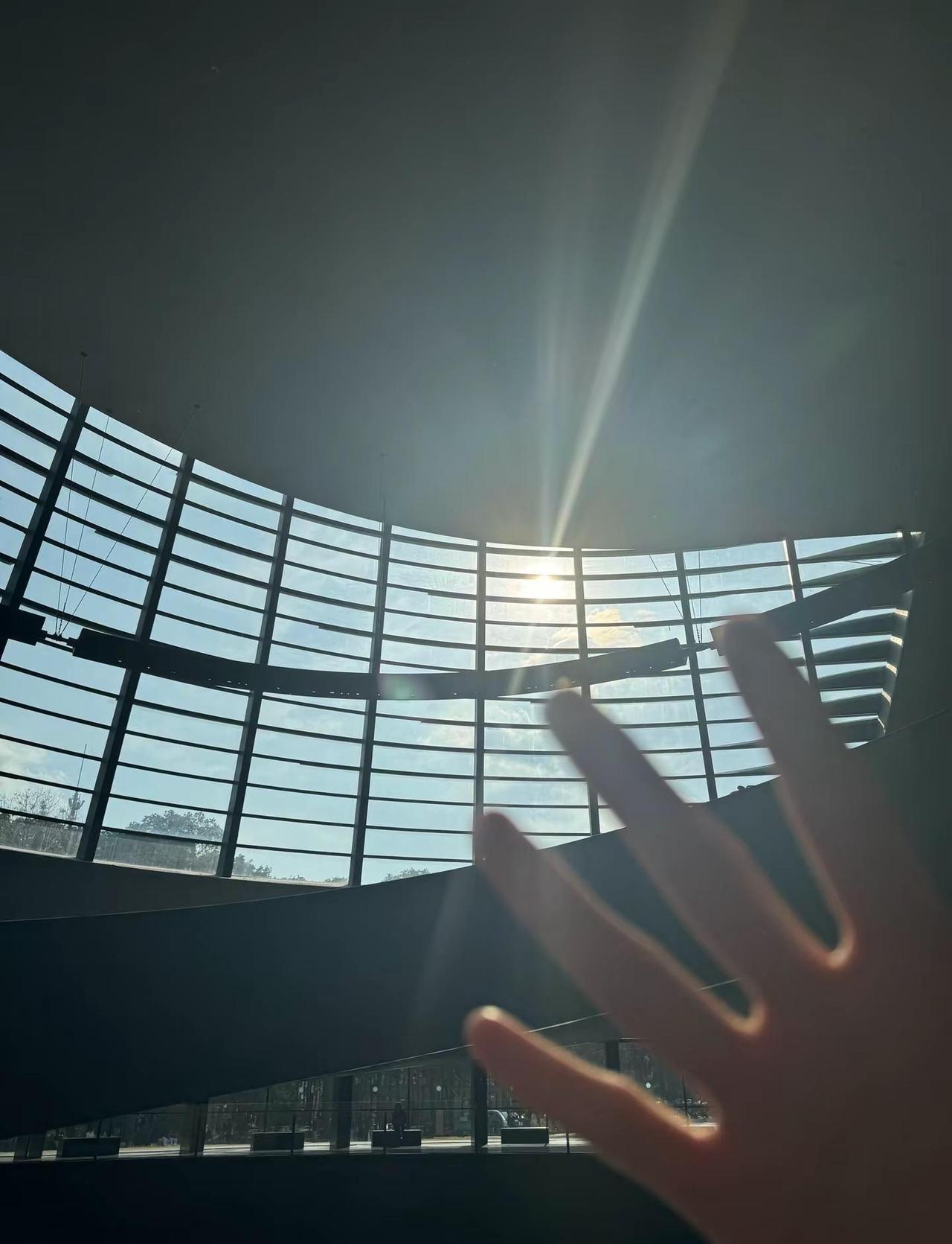 父母不让娶的都没娶，不让嫁的都嫁了透过云层的那束光 光落向的地方