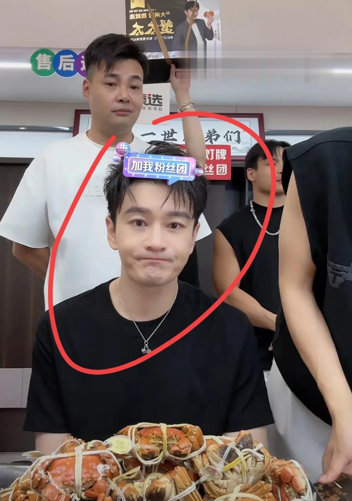 黄晓明，实在太尴尬了！[捂脸]

8月26日，黄晓明突然现身小杨哥的直播间，他当