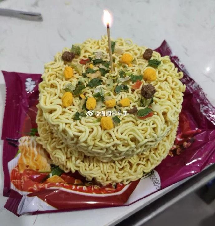 4S店能提供饮料的已经寥寥无几了~~~4S店还有食堂的也实属罕见！！！