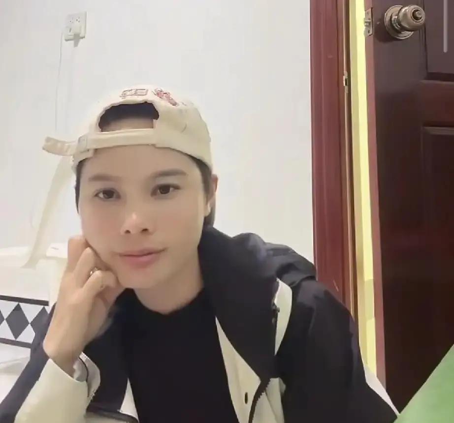 小依直播翻车！
一句"叔叔"引爆全网
她亲口喊了十几年的"爸爸"怎么突然变了？