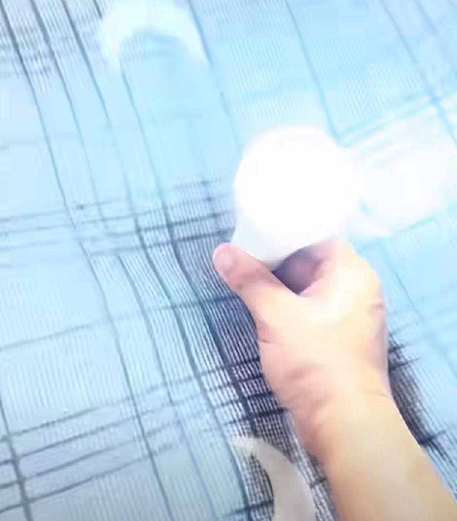 近日，一网友分享奶奶花九块九给自己买了一个电热毯，不禁感叹：“这是想送我去见太奶