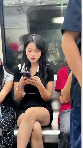 地铁上美女正在聊天，
看到对面站着的男生
抖动上衣，
女生的脸蛋，
迅速变红了，