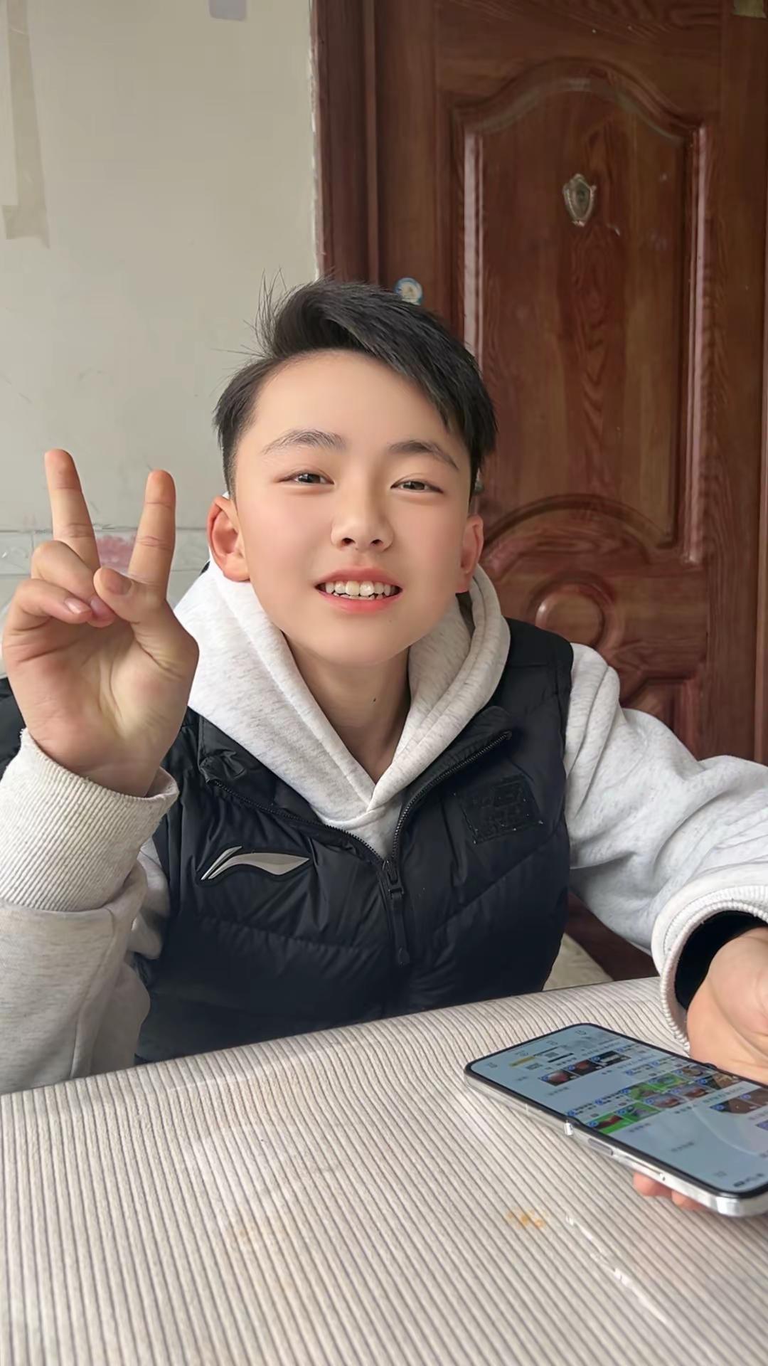 帅气小男孩整理发型 比耶的可爱男孩