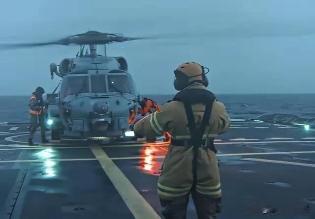 10月3日，波罗的海北部海域俄海军和丹麦军舰杠上了。俄军舰直接实弹警告，还威胁撞