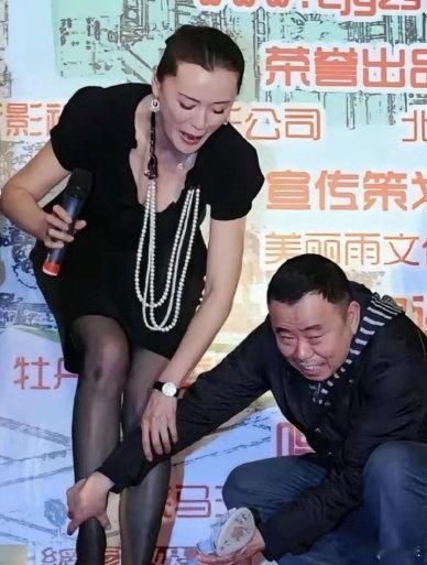 潘长江老师这是在给大个子妇女穿小鞋？你看把别人急的。 