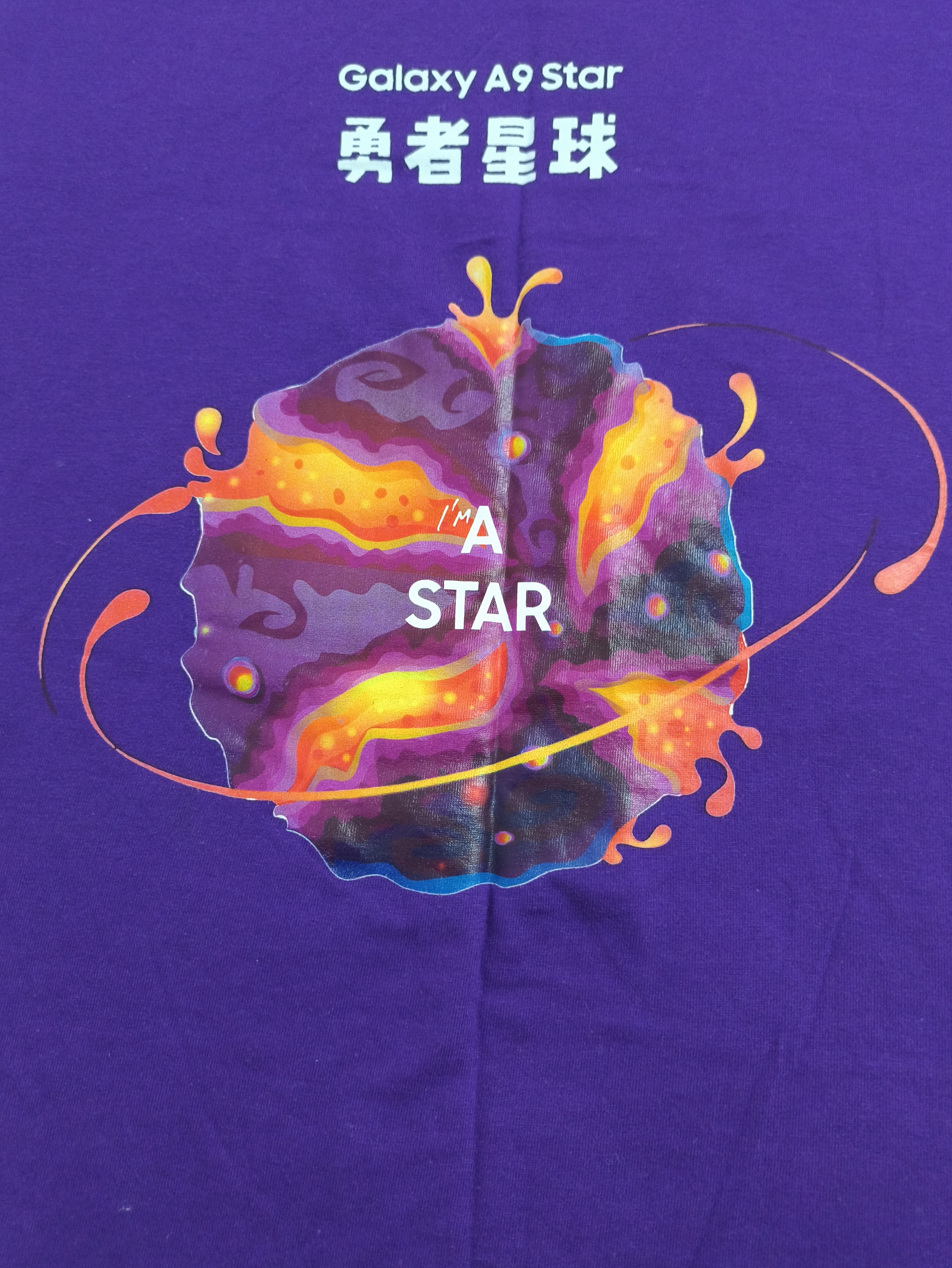 我妈从我前几年北京带回来的行李里翻出来 问我这啥衣服 还是新的 好家伙是我哥那年