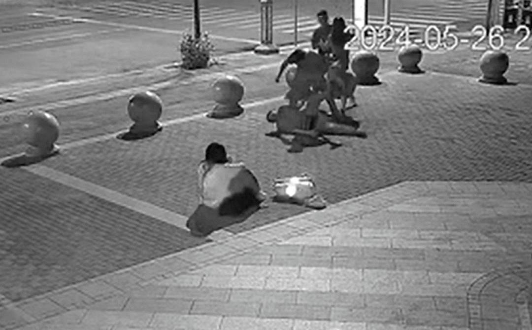 男子制止父亲当街脚踹女儿被诉，男子觉得很委屈，一审被判赔偿女孩父亲医疗费1564