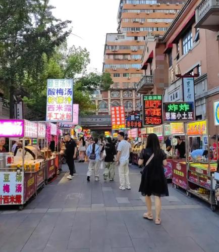 最近这段时间，网上那些吐槽国内部分景区“奇葩”乱象的视频火了，动不动就是几十上百